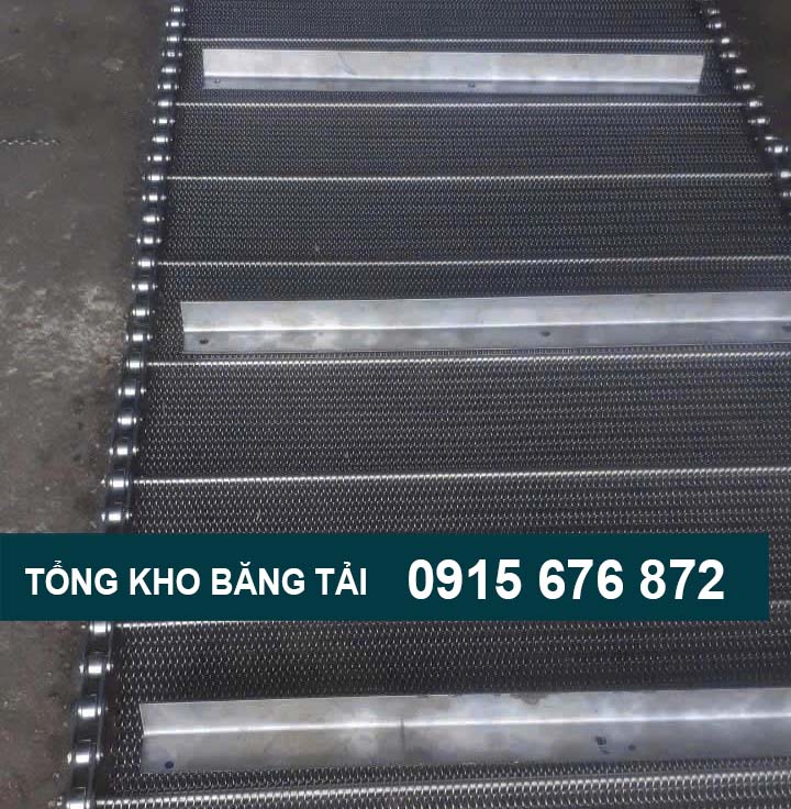Băng tải lưới xích inox gắn gờ tại tổng kho băng tải