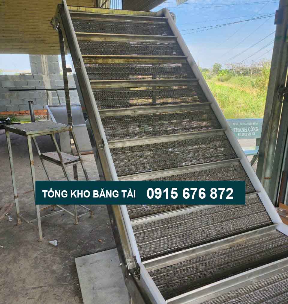Mô hình băng tải lưới xích inox gắn gờ